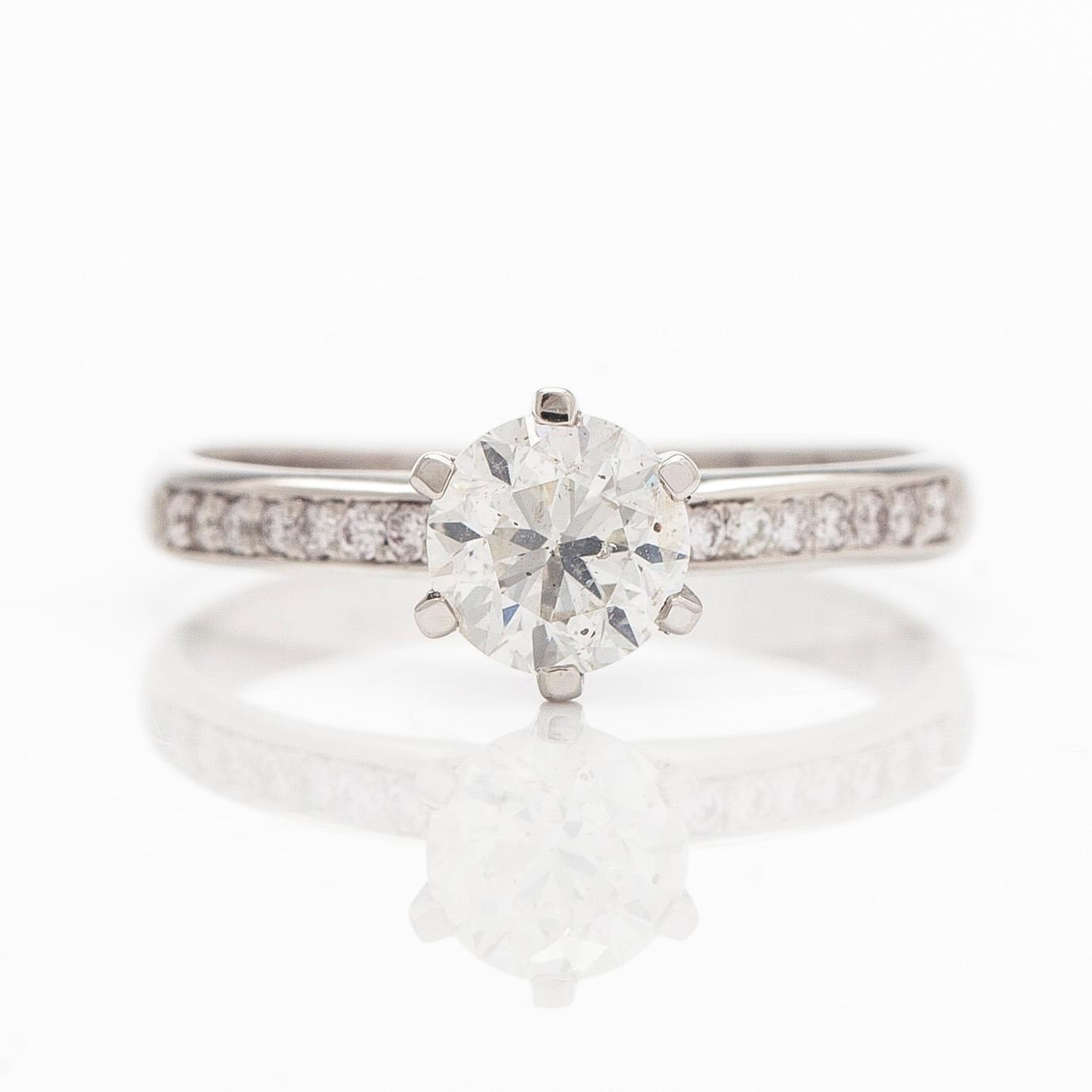 Ring, 14K vitguld med briljantslipade diamanter.