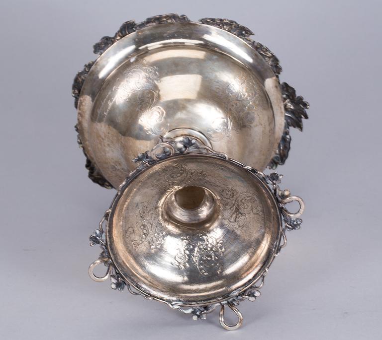 KONFEKTSKÅL PÅ FOT, silver, Petter Wigren, Malmö, 1855. Vikt ca 516 g.