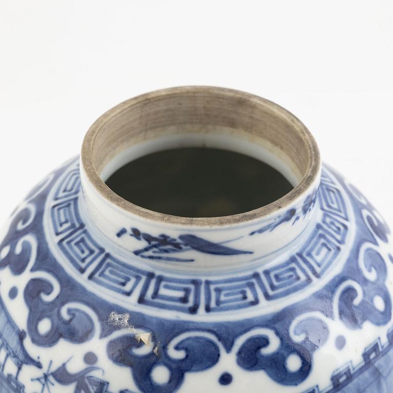 A Chinese blue and white porcelain vase / urn, Qing dynasty, 19th century.