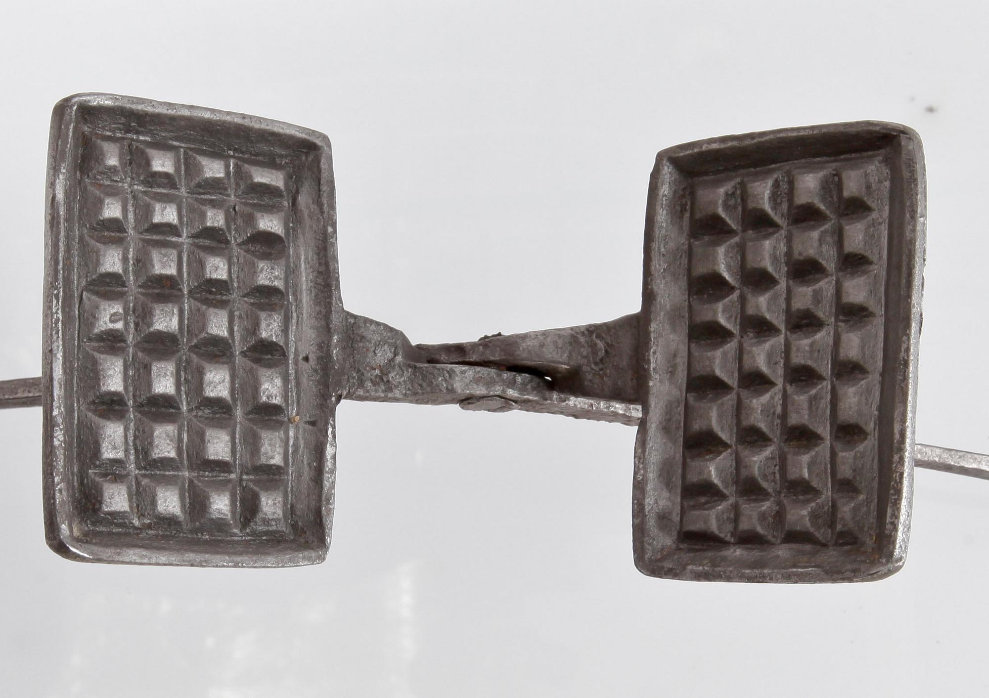 RÅNJÄRN, 2 st, gjutjärn, bland annat 1700/1800-tal.