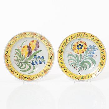 A pair of Kellinghusen faience plates, Danmark, omkring år 1800.