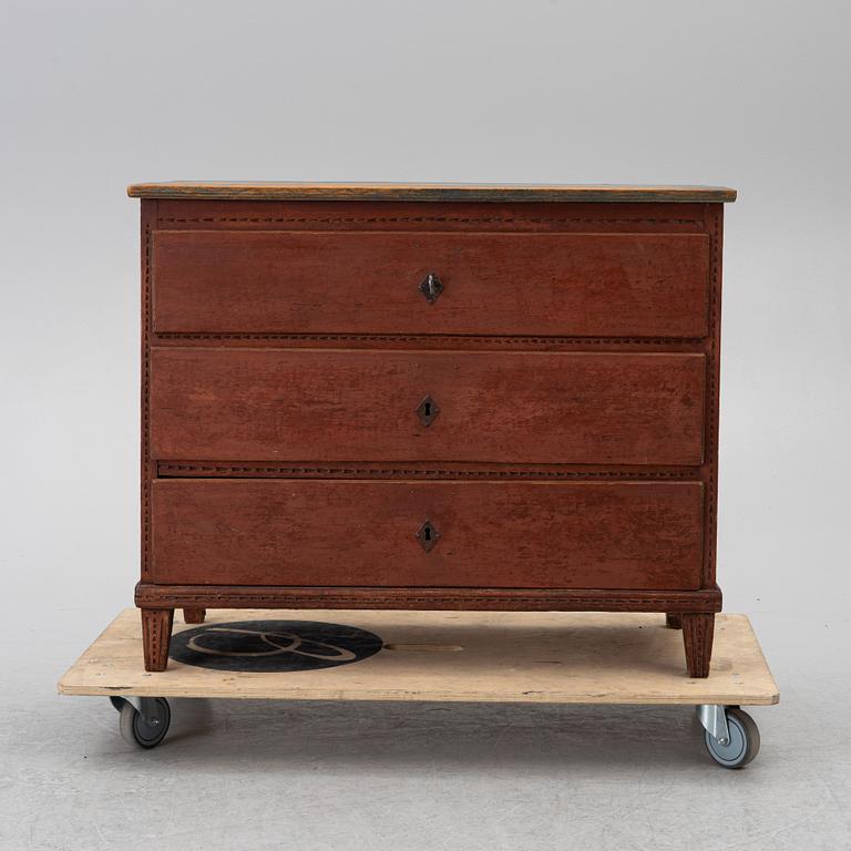 A Gustavian chest of drawers from around the year 1800.