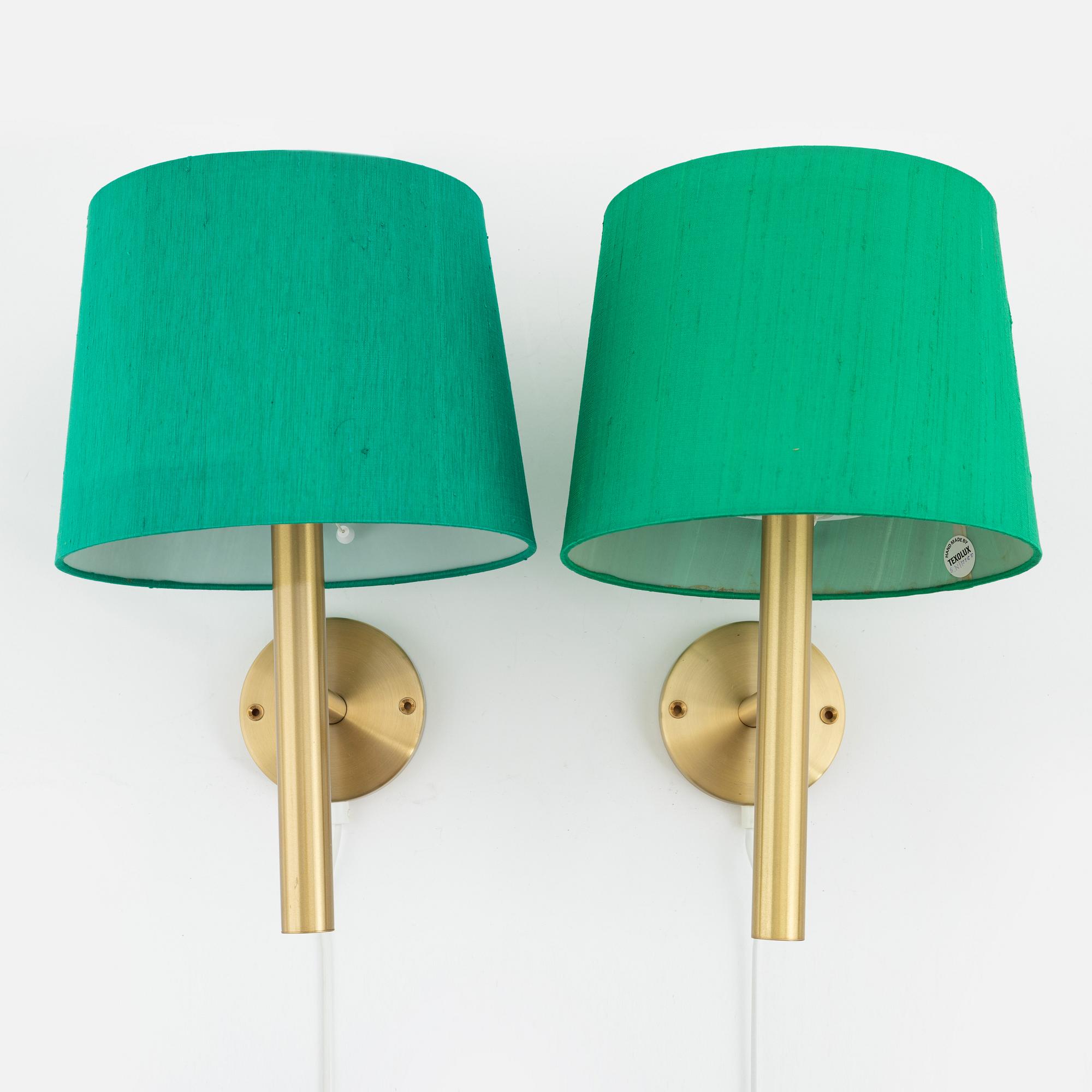 A pair of brass wall lights, Luxus.