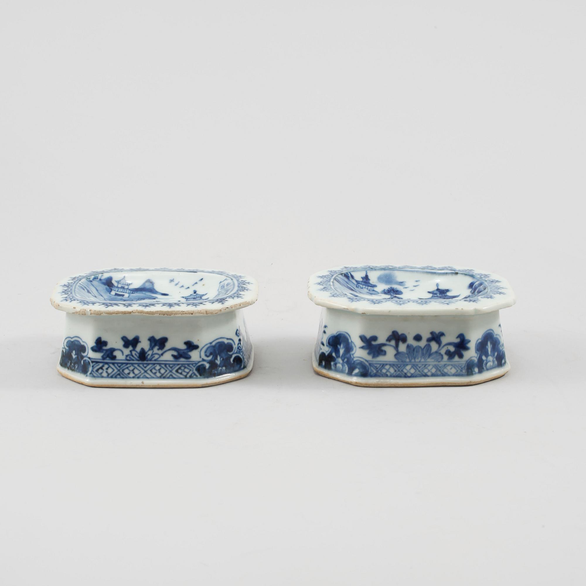 SALTKAR, 2 st, porslin, Kina, 1700-tal.