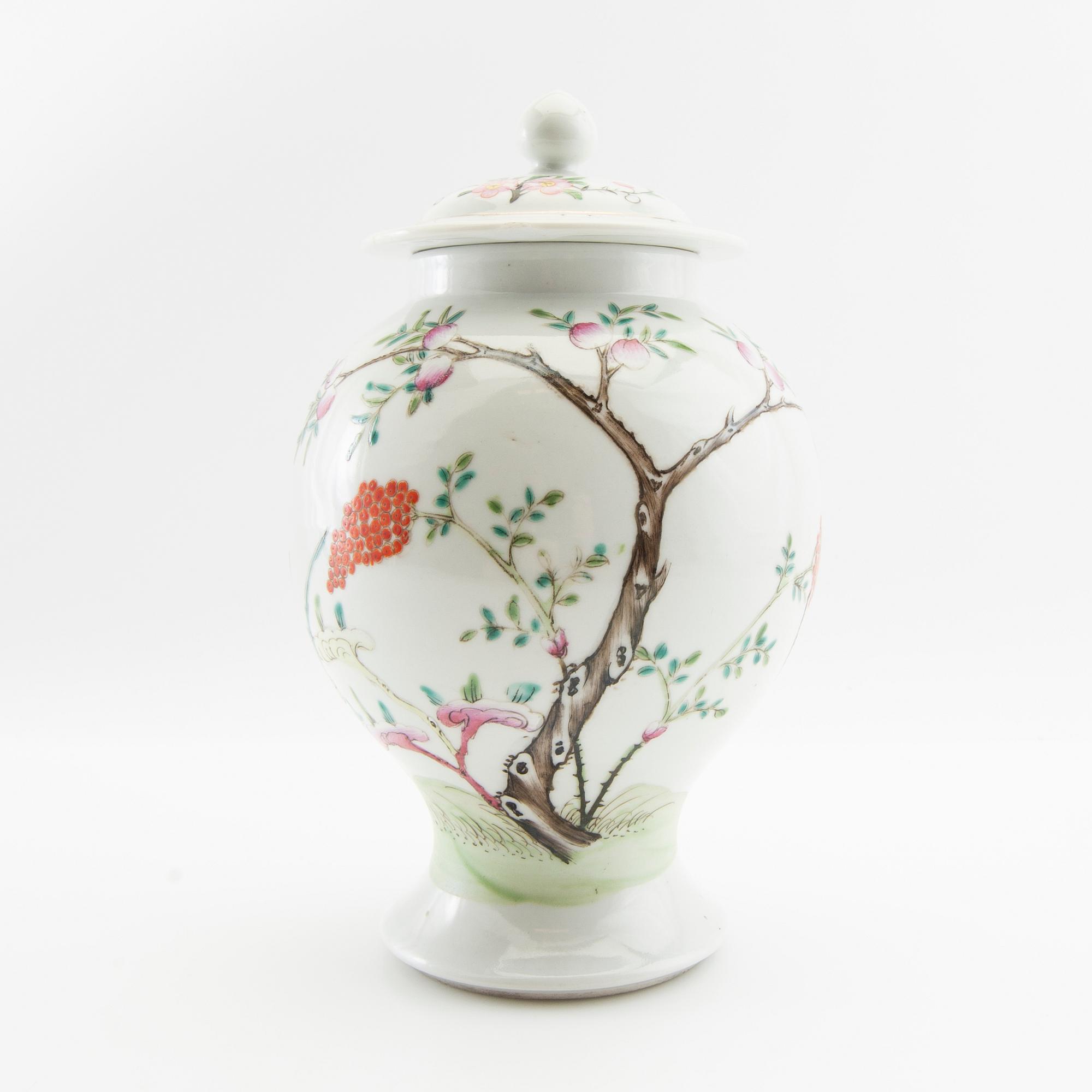 Lock urn China, 19th century porcelain.