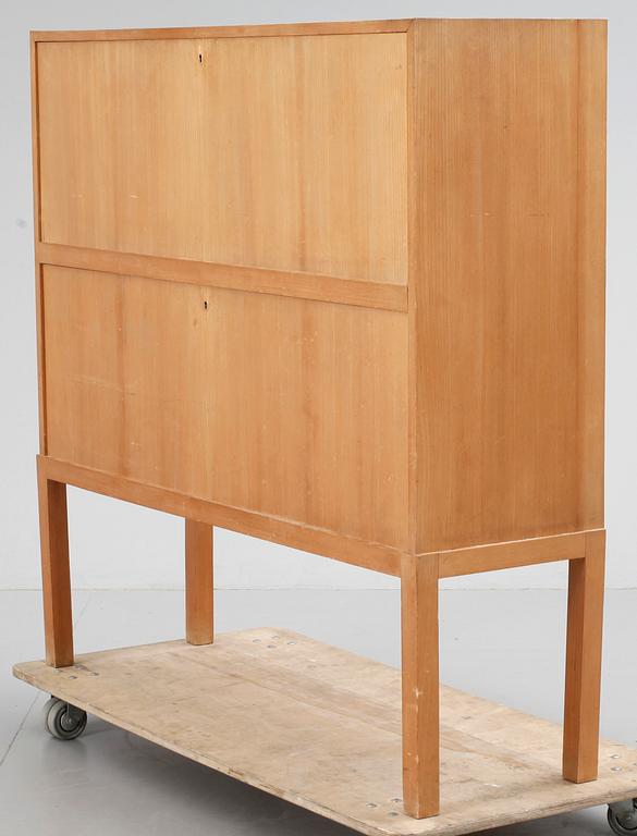 SKÅP. 1900-talets mitt.