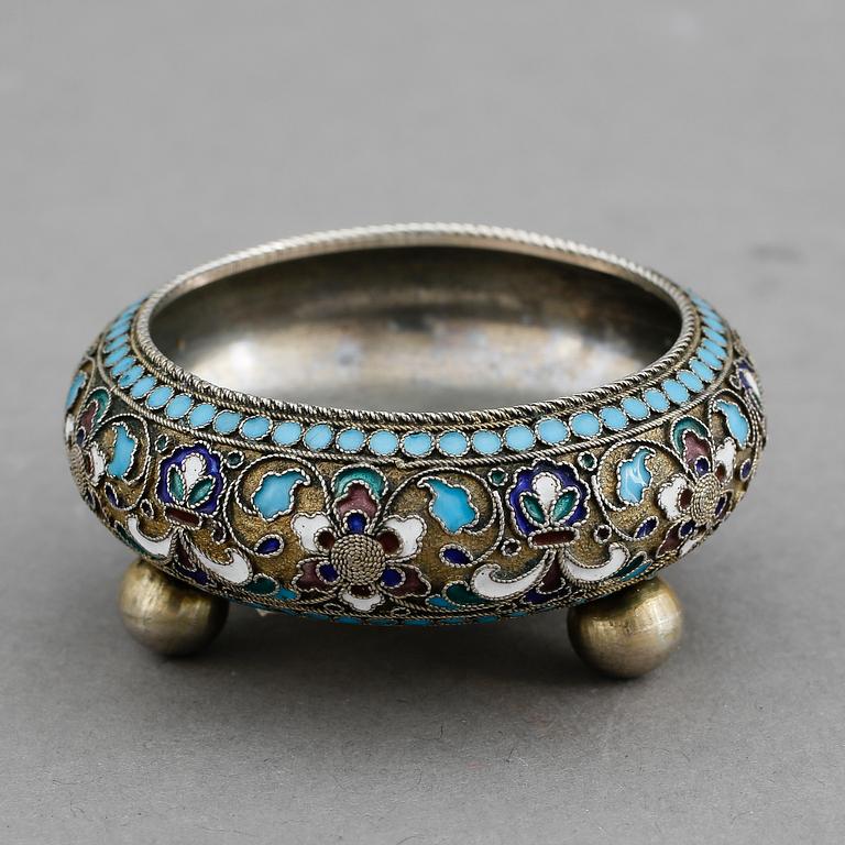 SALTKAR, silver, emalj, Ryssland omkring 1900. Vikt ca 30 gram.