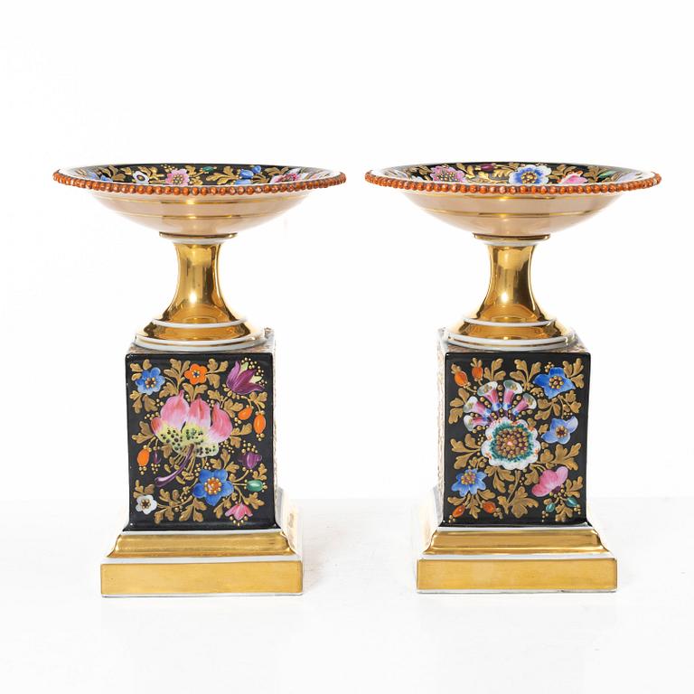 A pair of porcelain table decorations/tazzas, Russia, 19th Century.