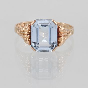RING, 18K guld med fasettslipad syntetiskt spinell, Trege, Göteborg, 1949. Vikt 2,6 gram.
