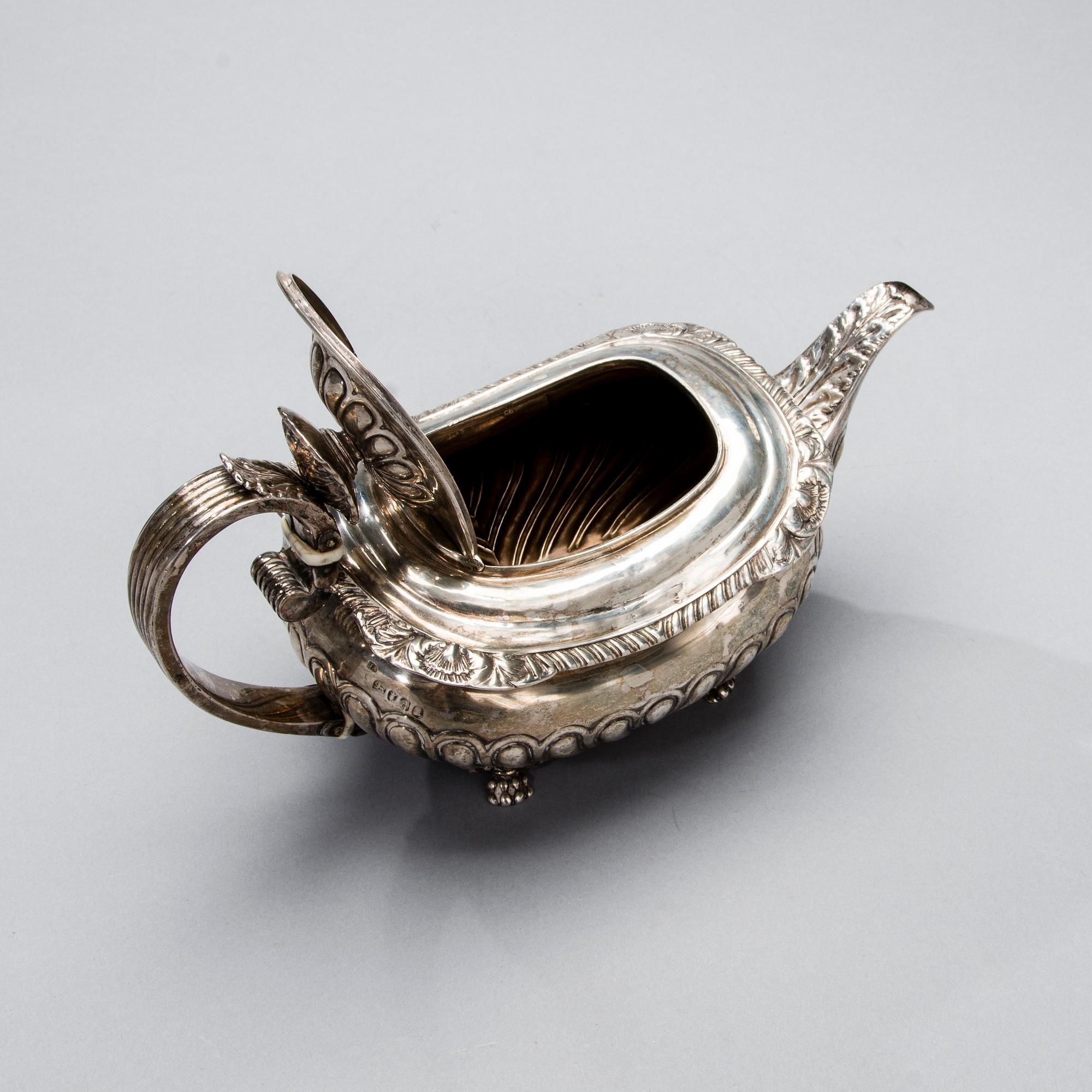 TEKANNA, silver, London, England 1810. Vikt 685 g.
