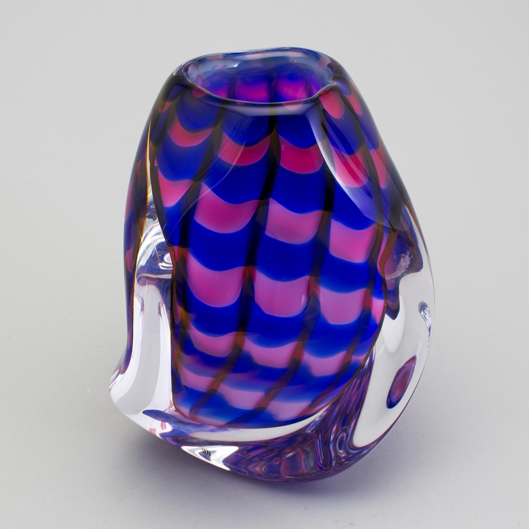 KLAS GÖRAN TINBÄCK, a glass vase for Målerås, 1990´s.