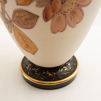 Vaser ett par 1900-talets första hälft.