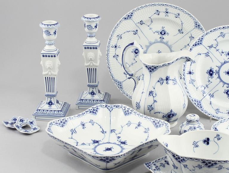 MATSERVISDELAR, 49 st, porslin, "Musselmalet", Royal Copenhagen, 1900-talets andra hälft.