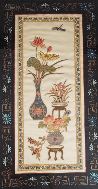 Sidenbroderi, tre stycken, ramade. Kina, Sen Qingdynasti.
