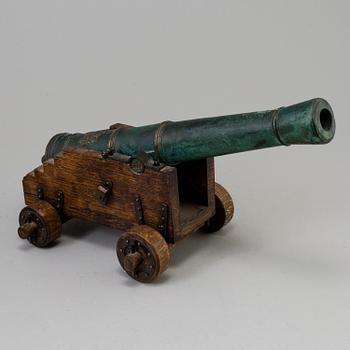 A BRONZE TABLE CANNON, s c "Sweden Cannon", second half of the 20th century.