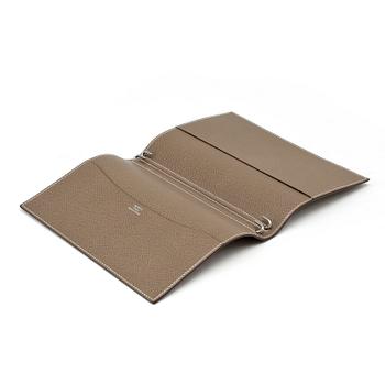 HERMÈS, a grey leather agenda cover, "Globe Trotter".