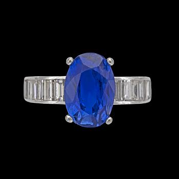 841. RING, oval fasettslipad blå safir, ca 6 ct, med baguetteslipade diamanter, tot. ca 1.50 ct.