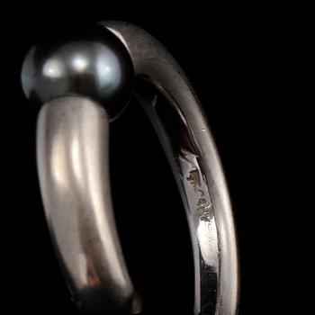 RING samt ÖRHÄNGEN, ett par, platina samt odlade pärlor, 1900-talets slut. Vikt 15 g.