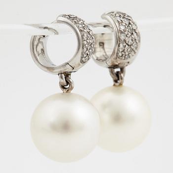 Pendant and earrings, cultured South sea pearls, small brilliant-cut diamonds, with white gold chain.