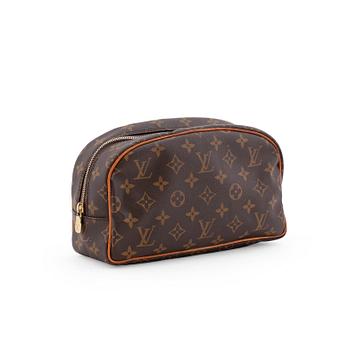 317. LOUIS VUITTON, a monogram canvas toiletry case.