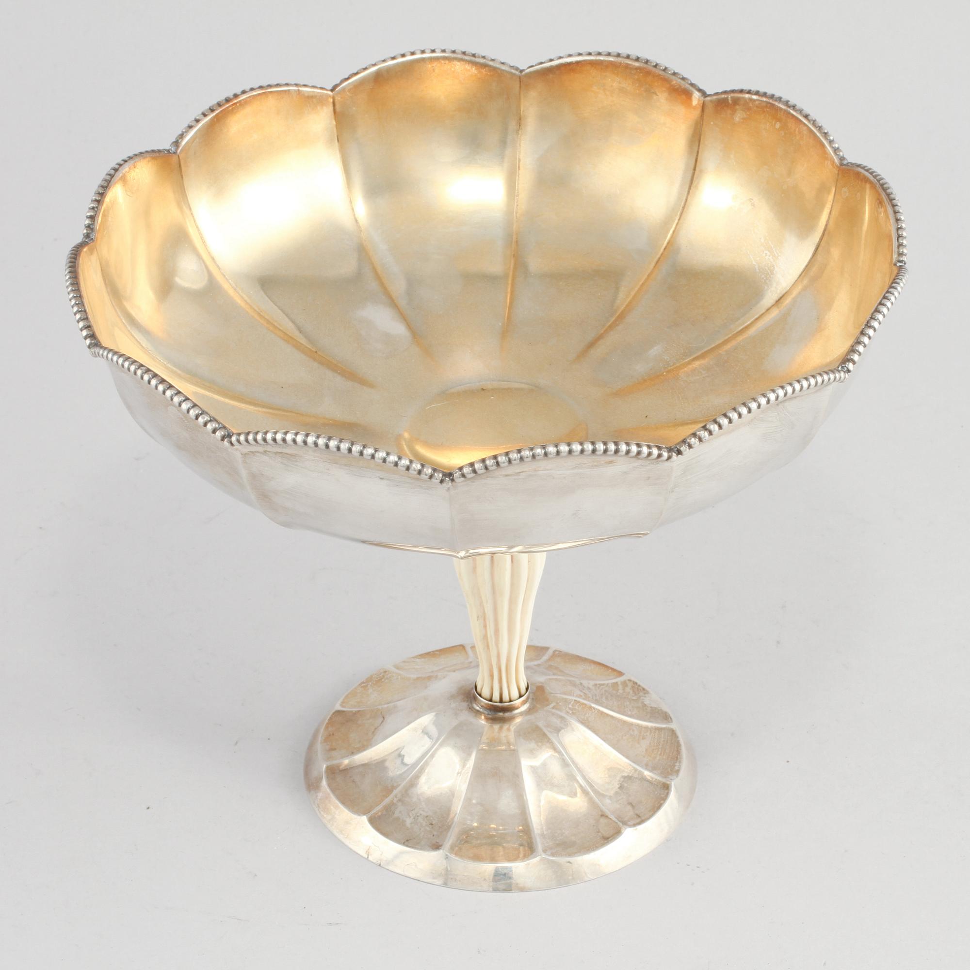 SKÅL PÅ FOT, silver och ben, Göteborg, 1923. Vikt 410 g.