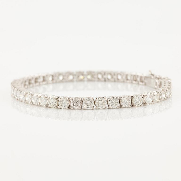 An 18K white gold tennis bracelet set with round brilliant-cut diamonds.