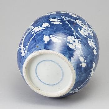 A large blue and white jar, Qing dynasty, 19th Century.