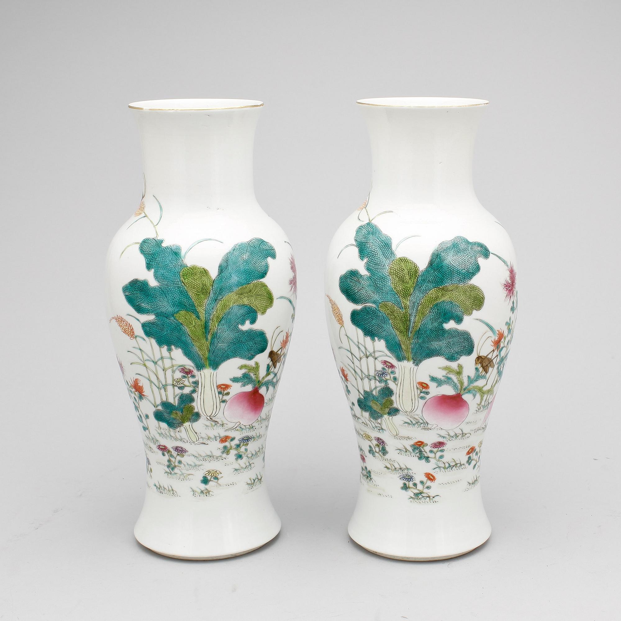 VASER, ett par, porslin, Kina, 1900-talets andra hälft.