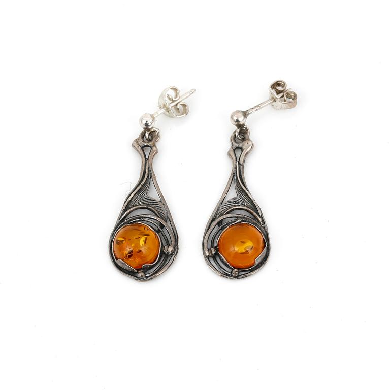 HÄNGE och ÖRHÄNGEN, ett par, sterlingsilver med bärnsten, Danmark. Total vikt ca 35 g.