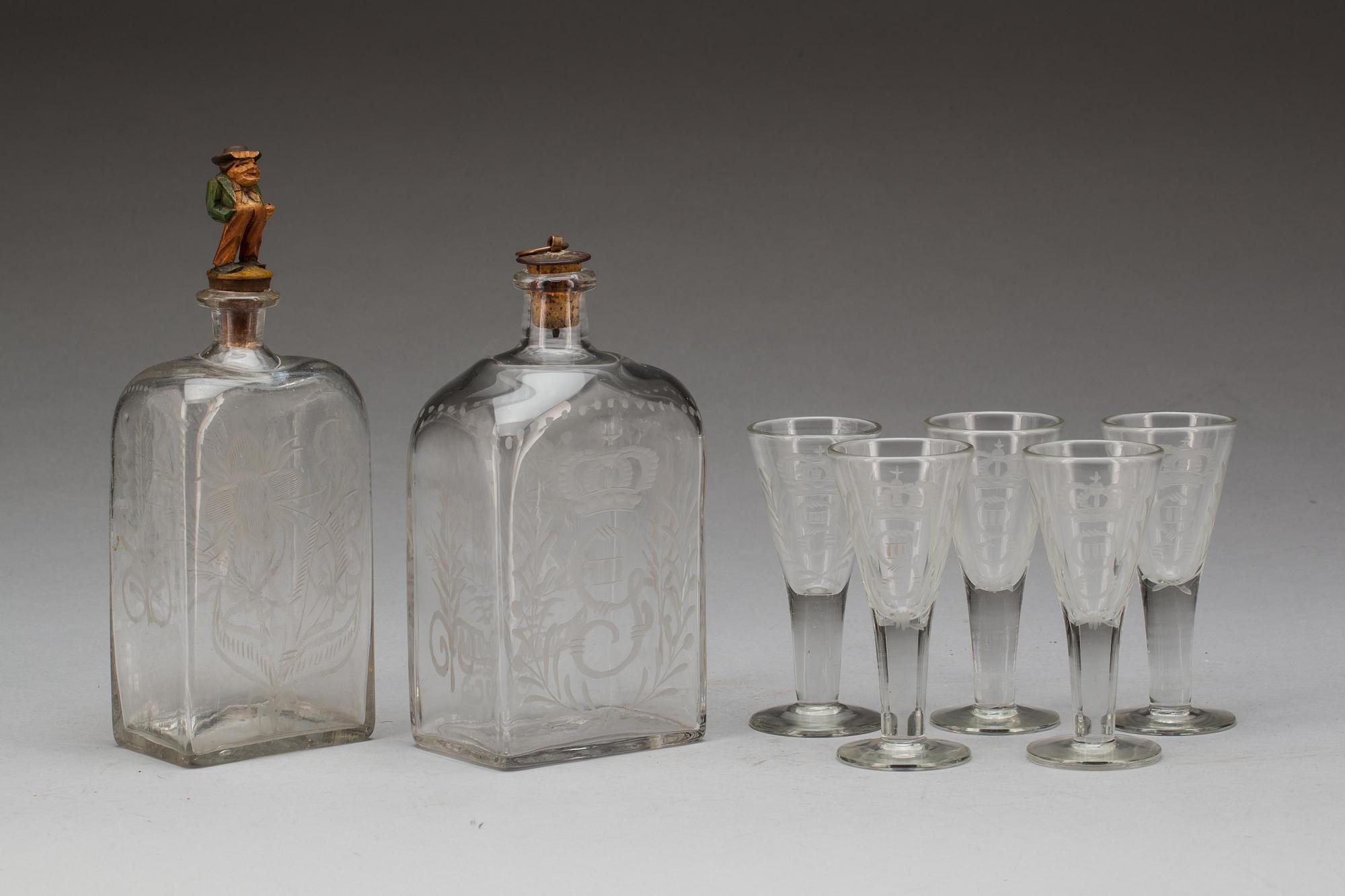 SNAPSGLAS, 5 st och KARAFFER, 2 st, glas. Omkring 1800 samt omkring 1900.