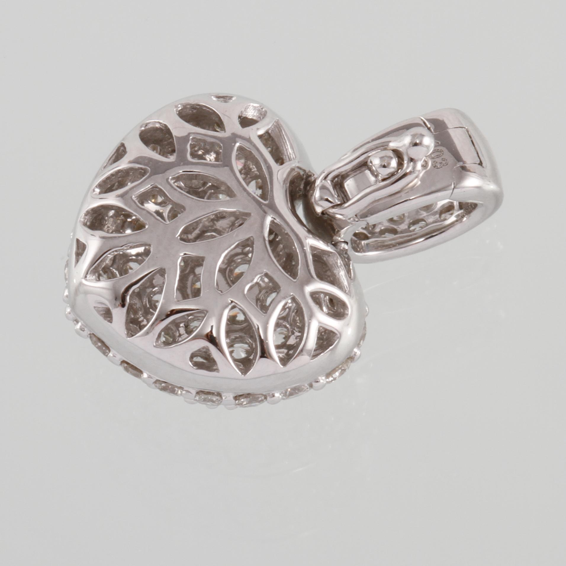 HÄNGE, 18k vitguld med 70 briljantslipade diamanter, 1.03 ct. Vikt 3 g.