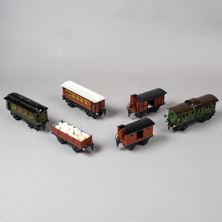 A set of six Märklin train carriages 0 Gauge, Germany, 1920/30s.