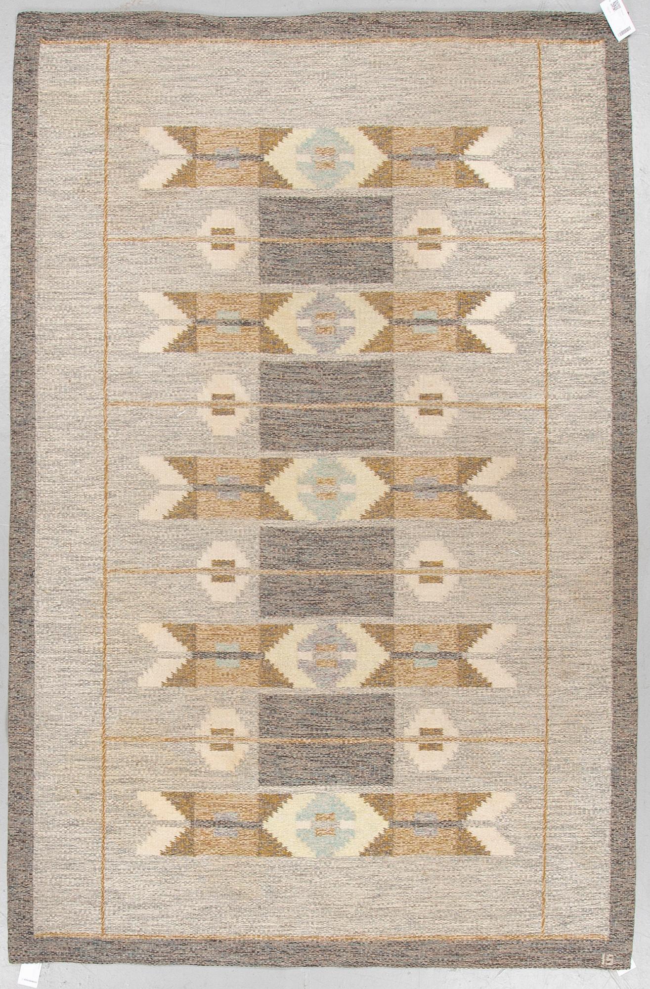 A CARPET, flat weave, signed IS (Ingegerd Silow), ca  239 x 161 cm.