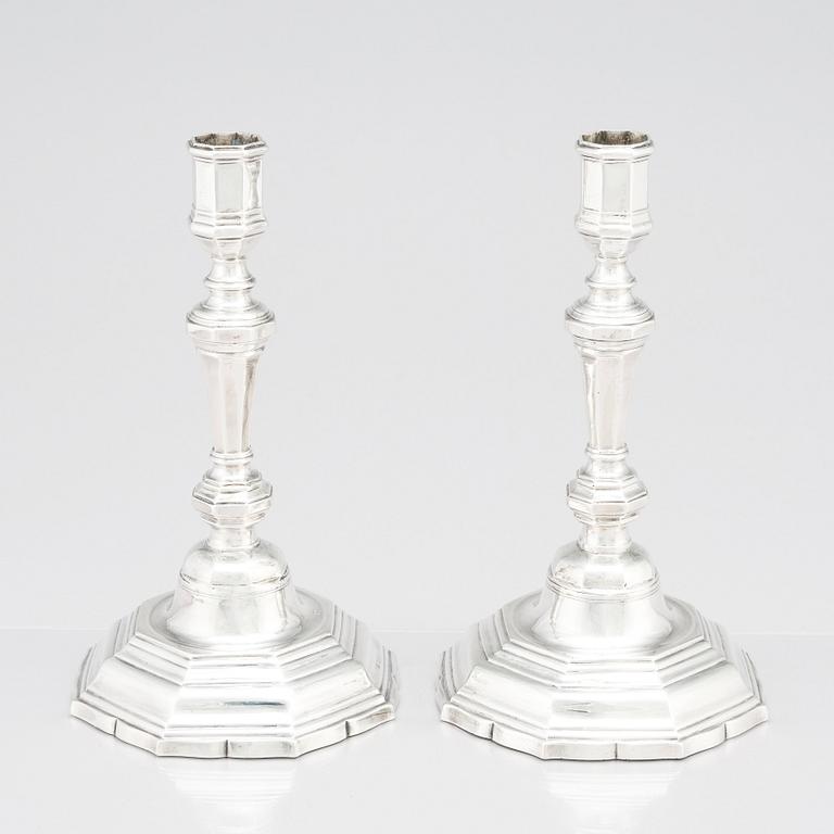 Ljusstakar, ett par, silver, Antoine Bailly. Charge och déchargestämplad Paris 1750-1756.