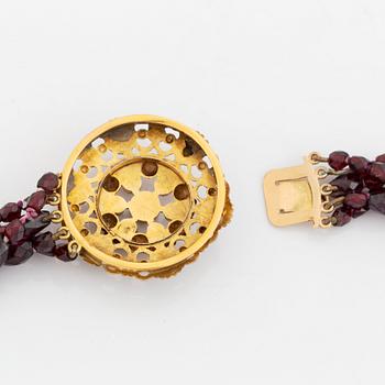 Collier fem rader fasettslipade granater lås 14K guld med granater.