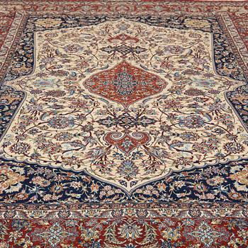 MATTA. Old Isfahan Nazeri nedjad. 240,5 x 157,5 cm (samt en kortsida med en cm slätväv,