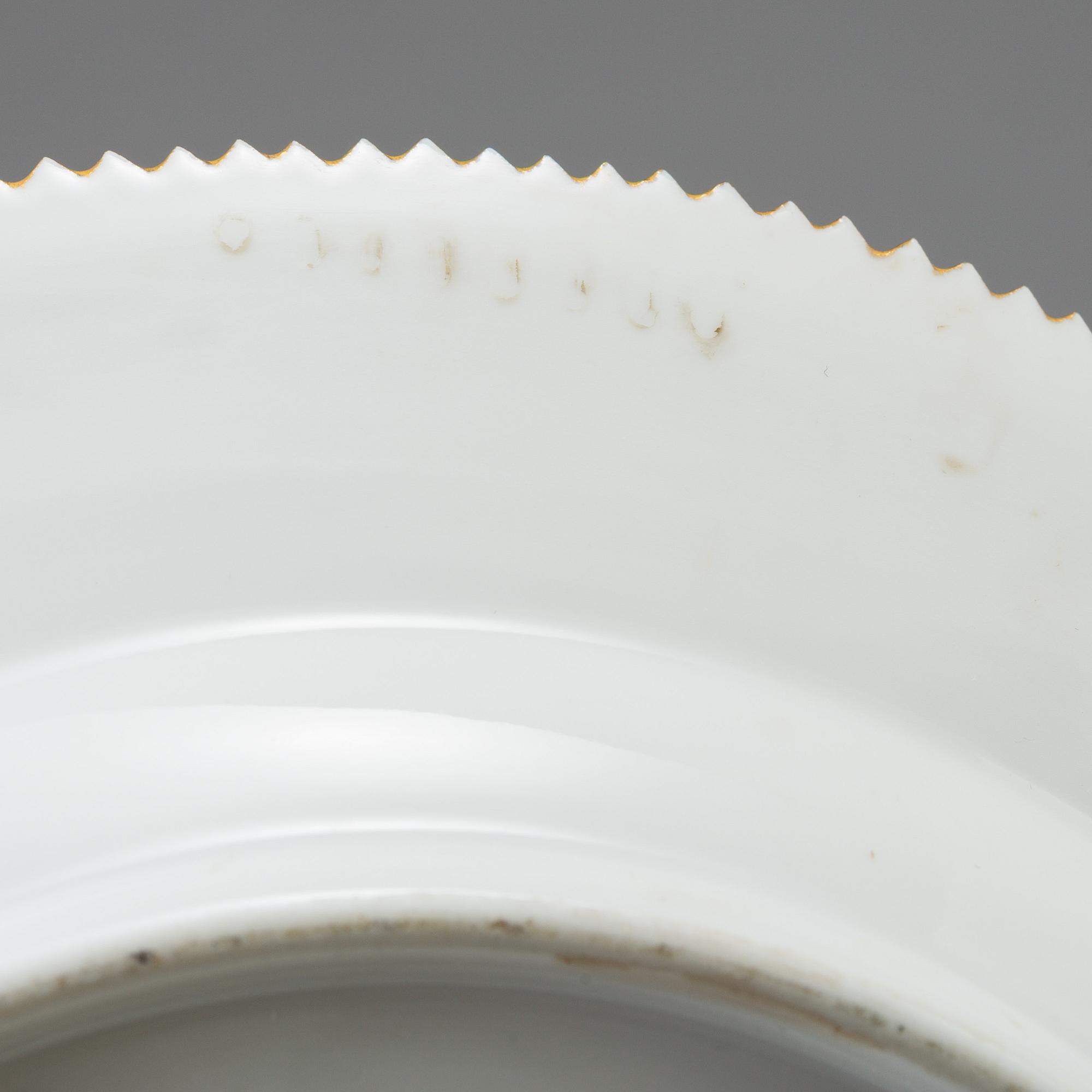 A set of 4+1 porcelaine "Flora Danica" dinner plates model #3553 and #3549 Royal Copenhagen.