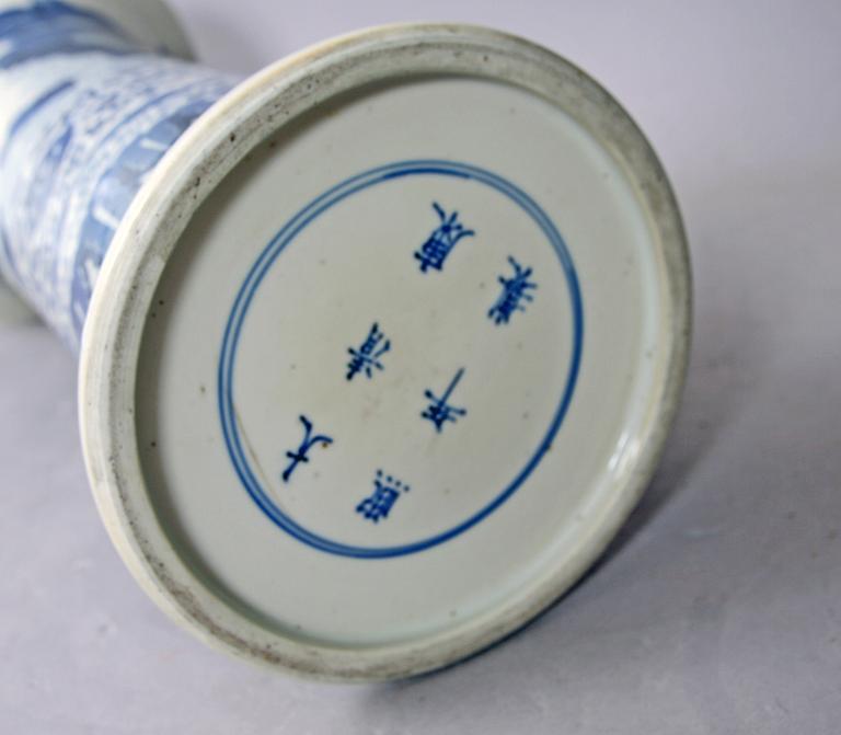 TRUMPETVAS, porslin. Kina 1800/1900-tal.