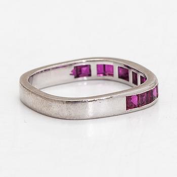 Ring, alliansring, 18K vitguld med carréslipade rubiner.