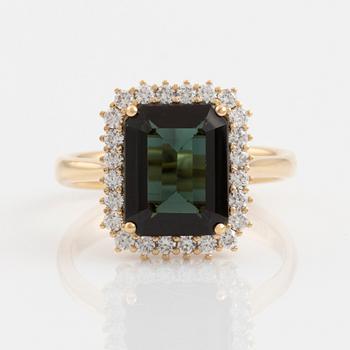 Ring, cocktailring med  turmalin och briljantslipade diamanter.