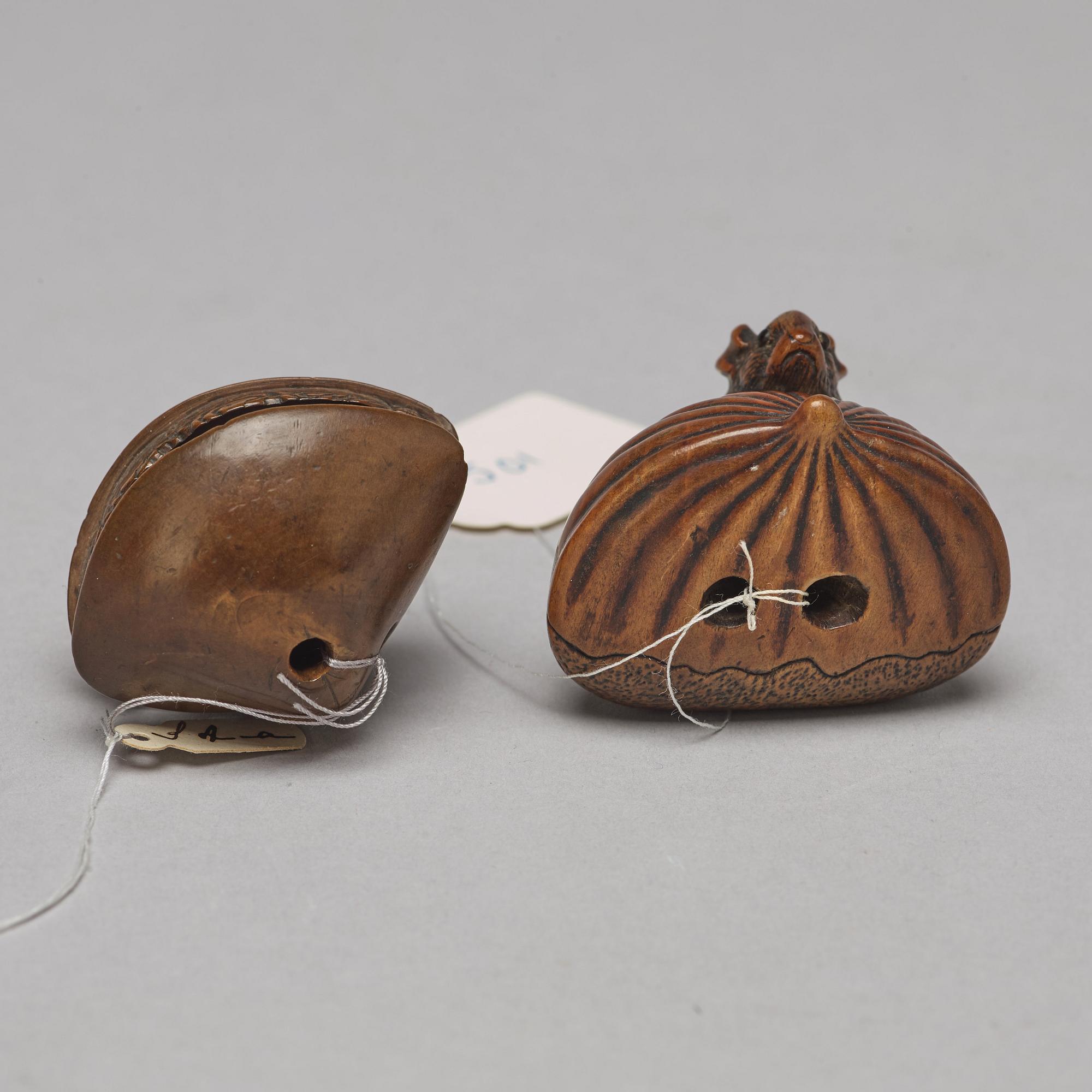NETSUKES, två stycken, trä. Japan, Meiji (1868-1912).