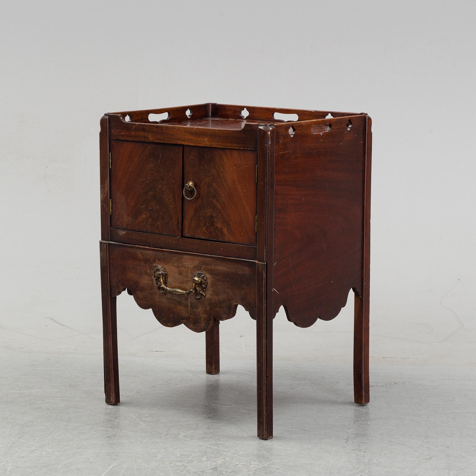 A mahogany bedside table from around the year 1900.