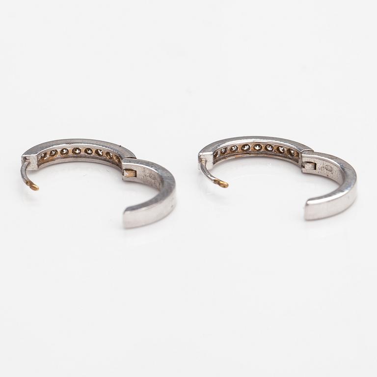 A pair of 14K white gold earrings with diamonds ca. 0.40 ct in total.