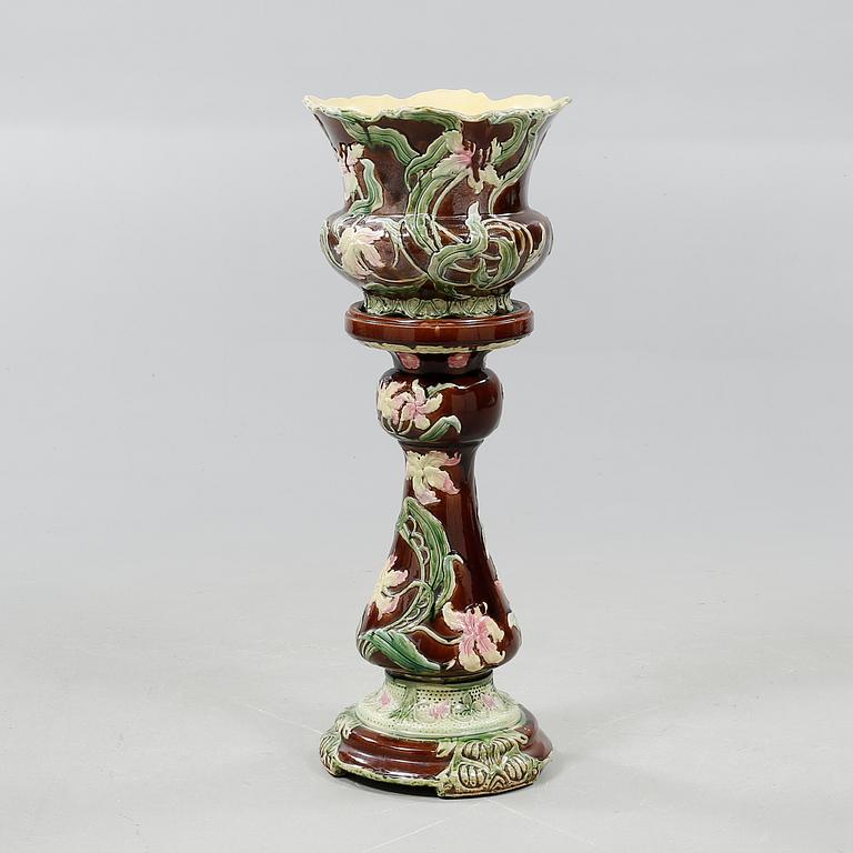 A jugend pedestal with pot in earthenware, urn marked "Oxford", beginning of the 20th century.