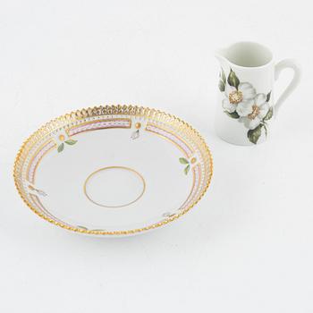 15 pieces of "Flora Danica (Hausmålerai) porcelain, Royal Copenhagen, Denmark.