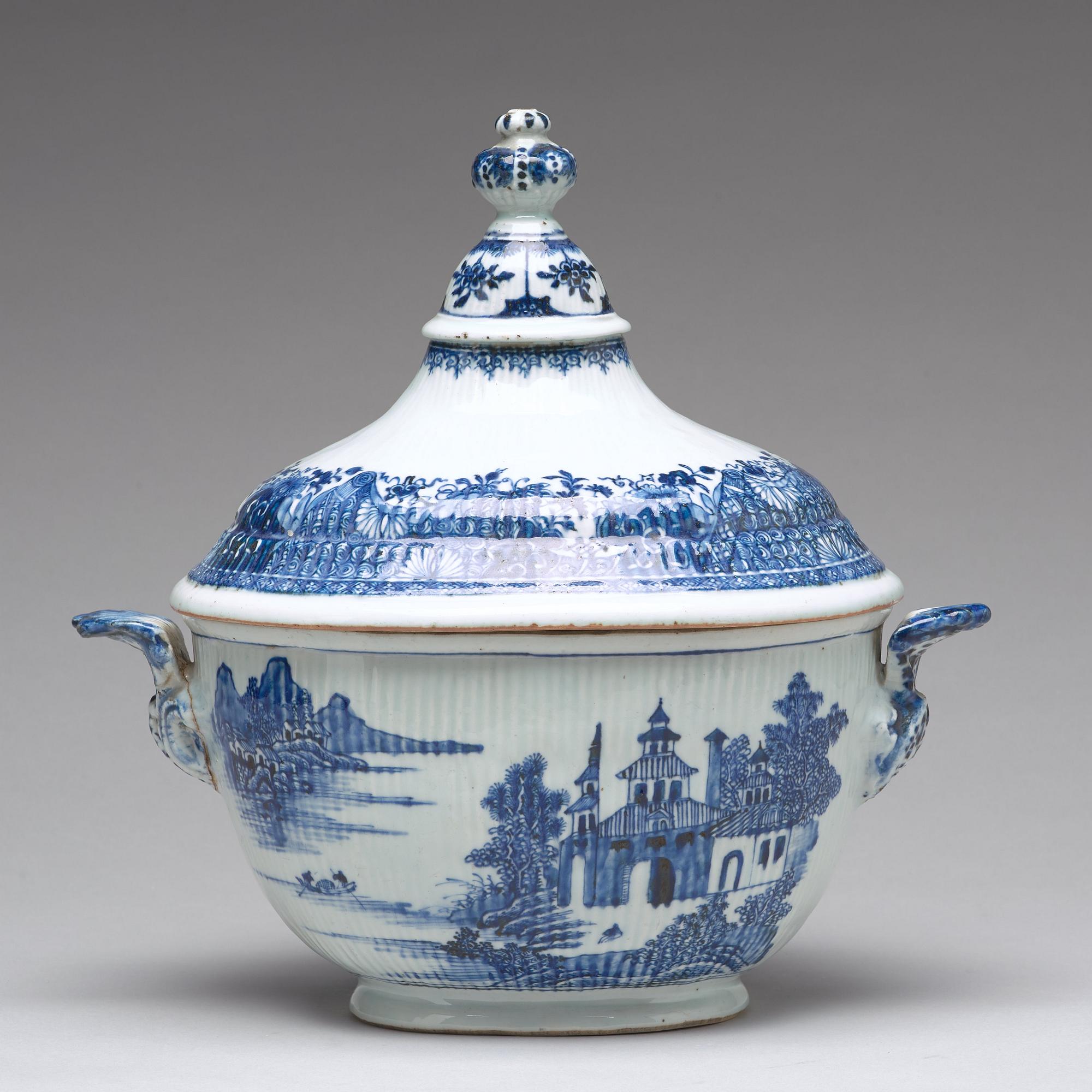 A blue and white tureen with cover, Qing dynasty, Qianlong (1736-95).