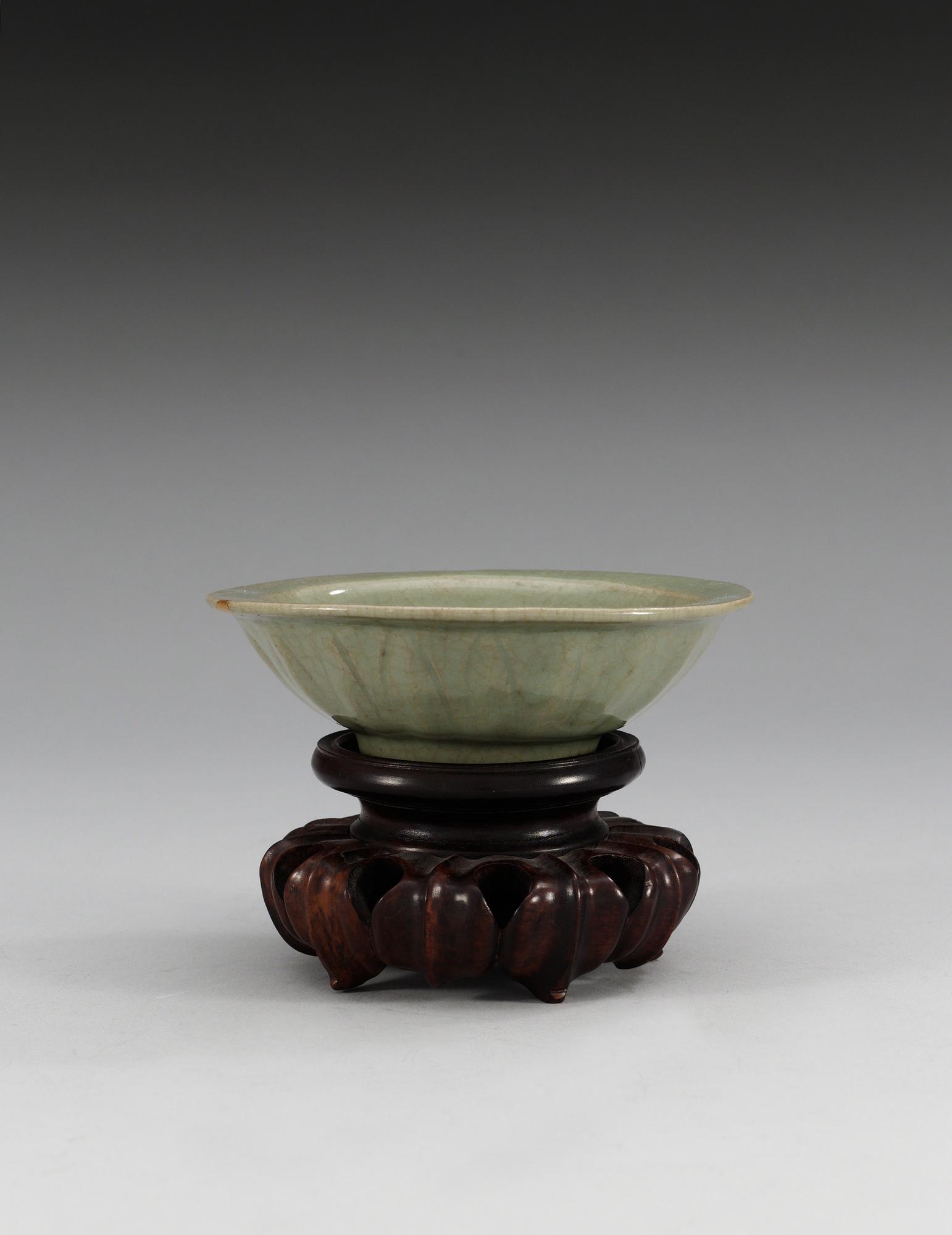 A celadon glazed 'double fish' bowl, Song/Yuan dynasty.
