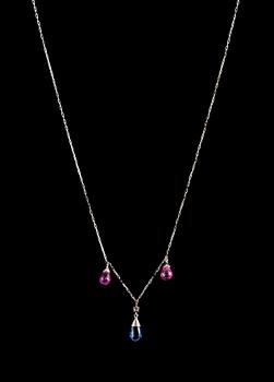 HALSSMYCKE, briolettslipade rosa safirer 3.40 ct, tanzanit 2.51 ct, briljantslipad diamant 0.10 ct.