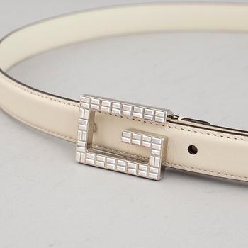 Gucci, a white leather belt, size 90 36.