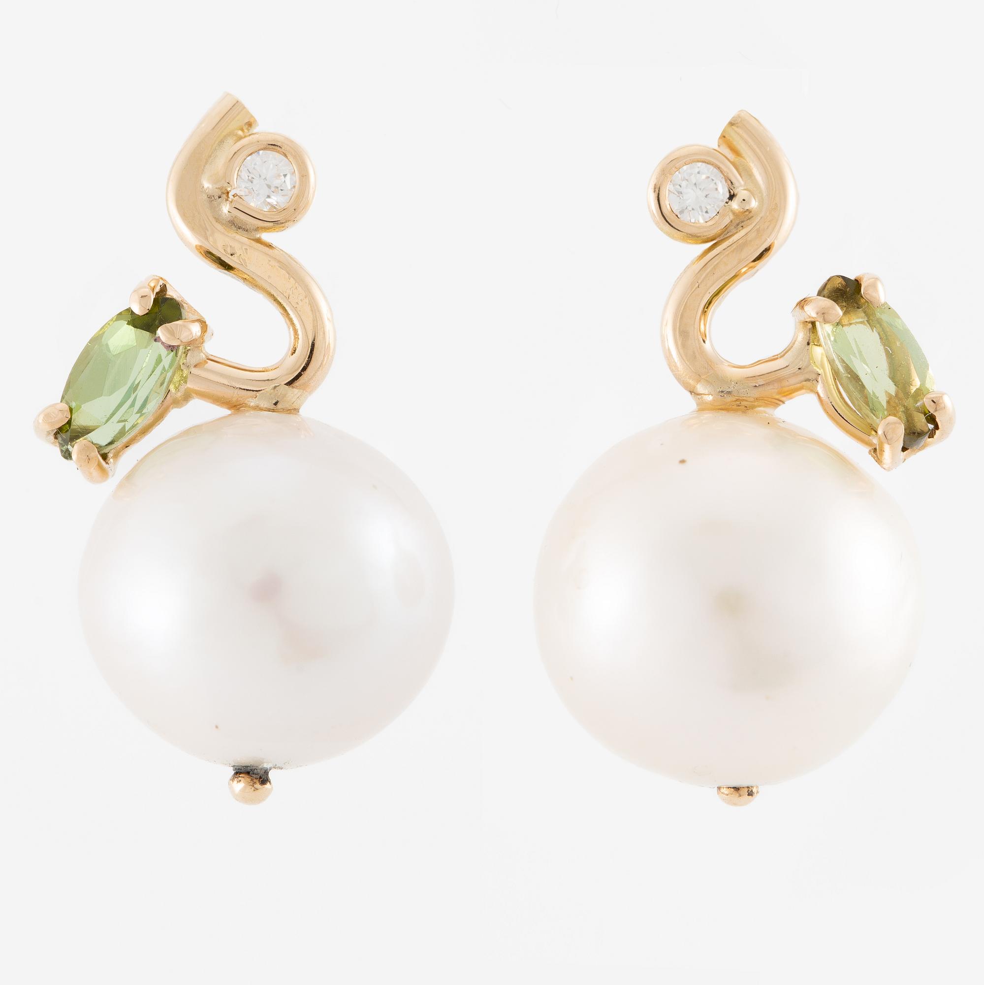 Earrings, Mandelstam, 18K gold with cultured freshwater pearls, green tourmalines, and brilliant-cut diamonds.